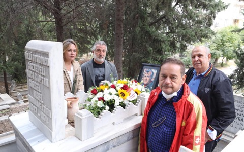 Gürsel Aksel'i Mezarı Başında Andık